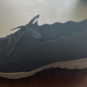 Skechers memory foam tennis shoes